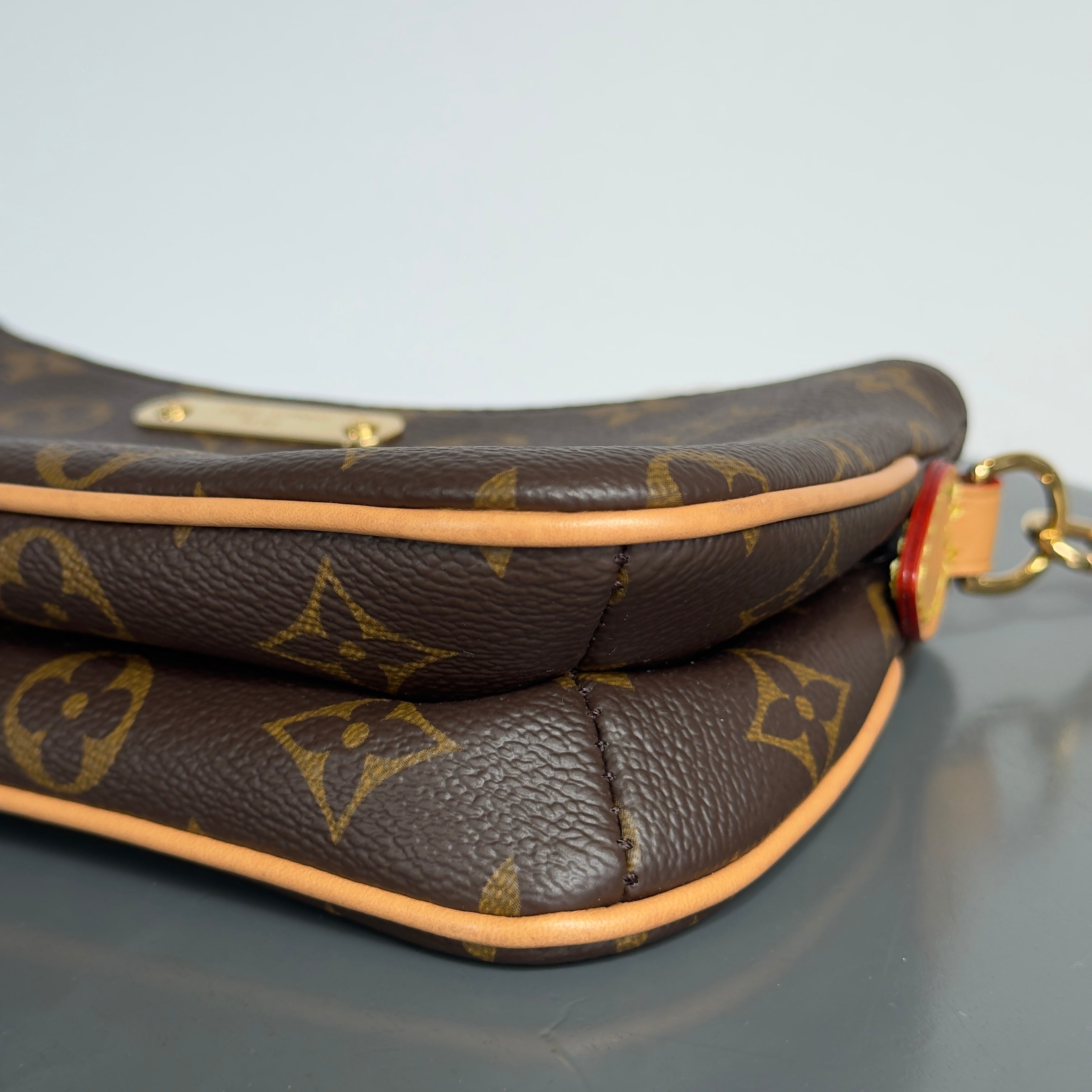Louis Vuitton Liv Pochette - Queen May