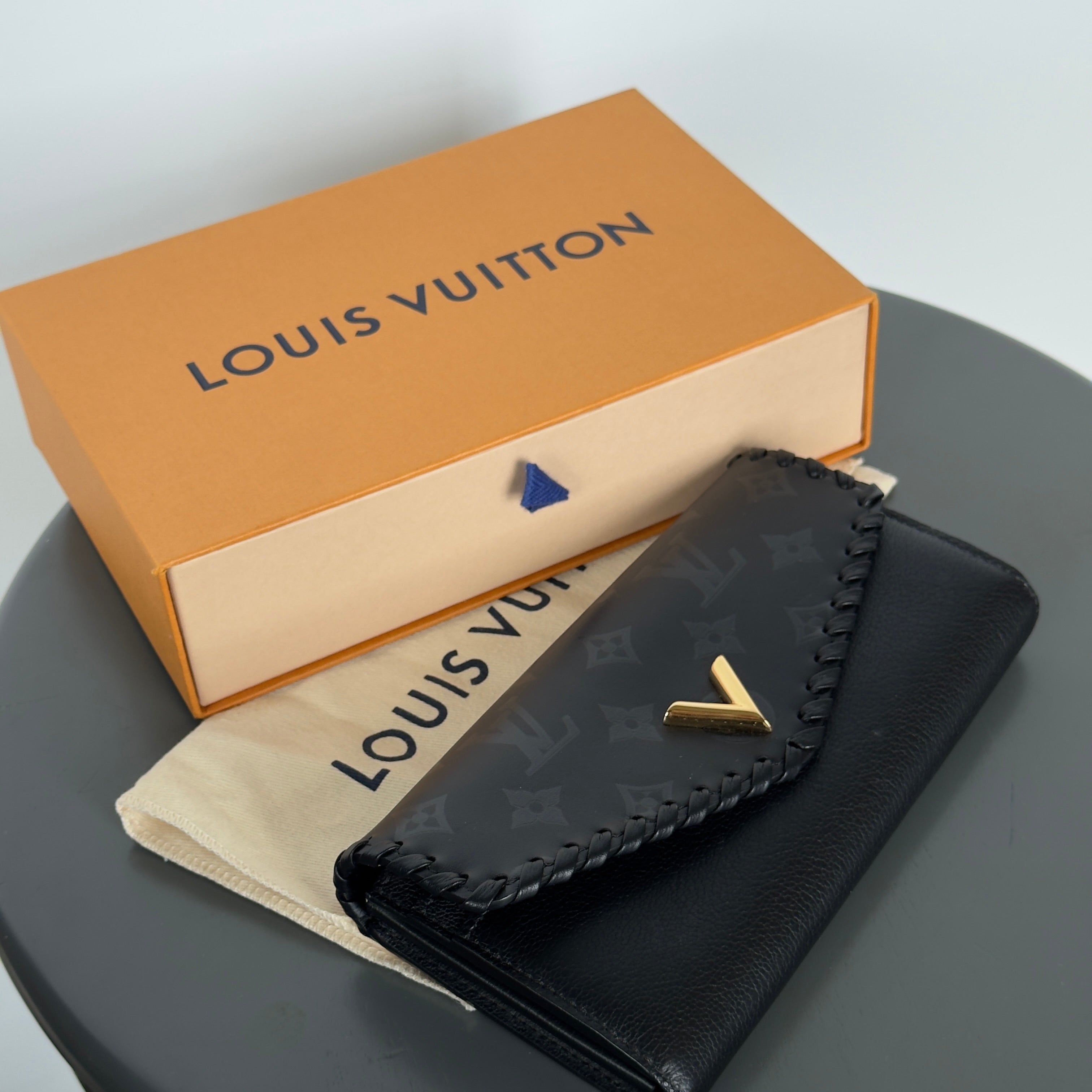 Louis Vuitton Cuir Plume Very Wallet Black - Queen May