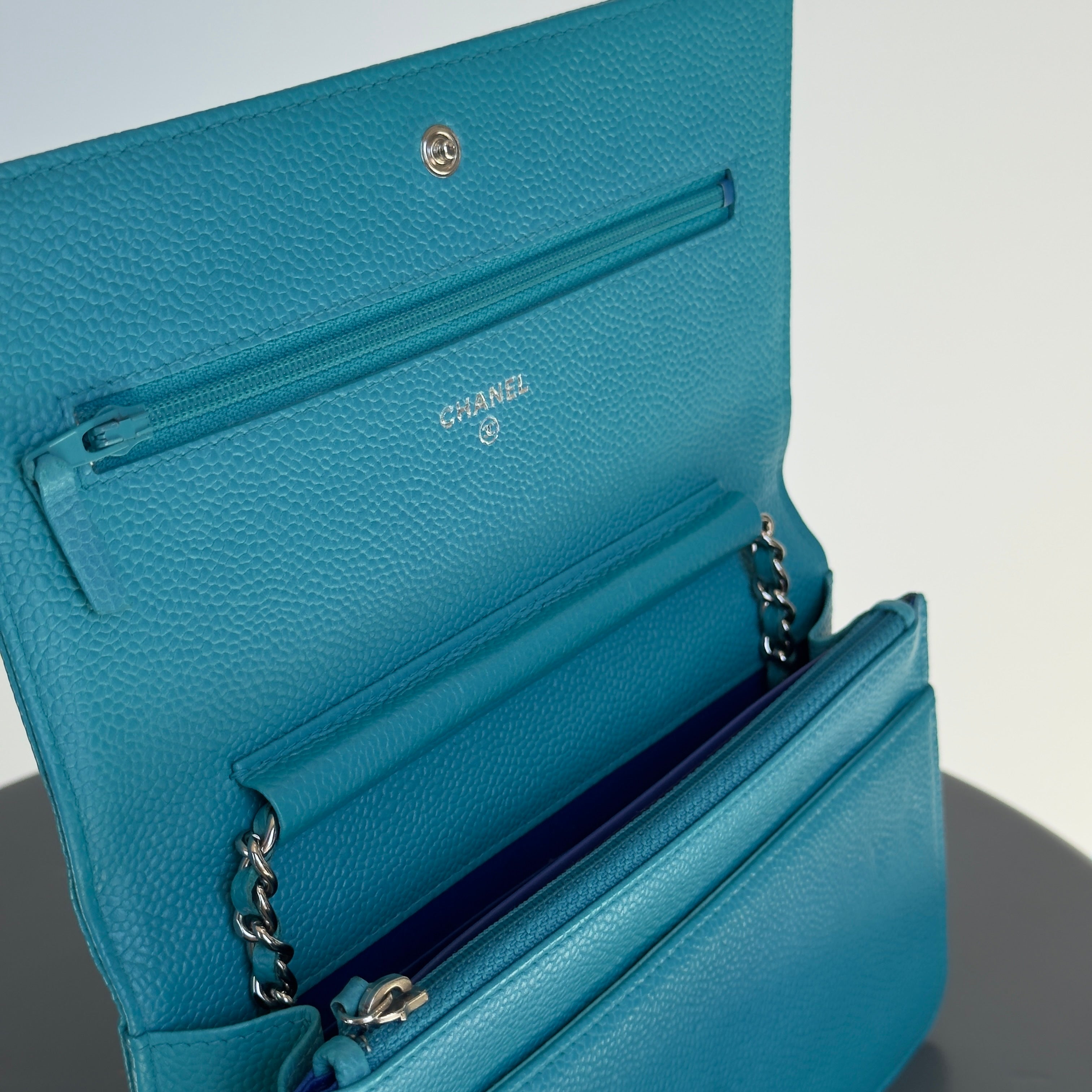 Chanel Caviar Bicolor CC Wallet On Chain - Queen May