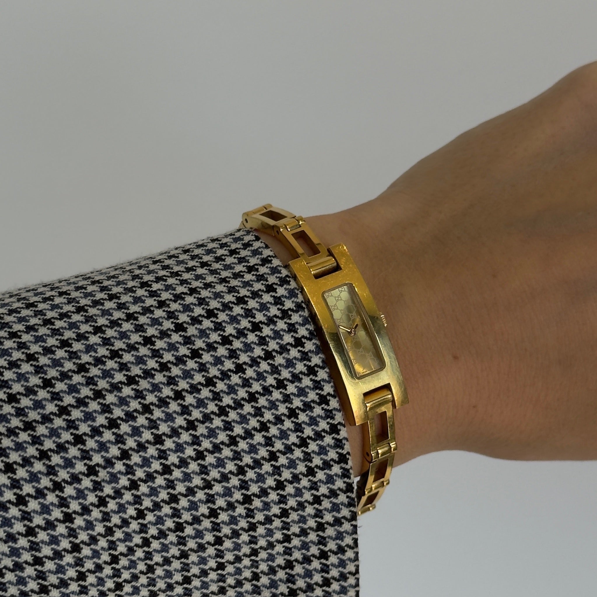 Gucci 9900L Gold Tone Watch - Queen May