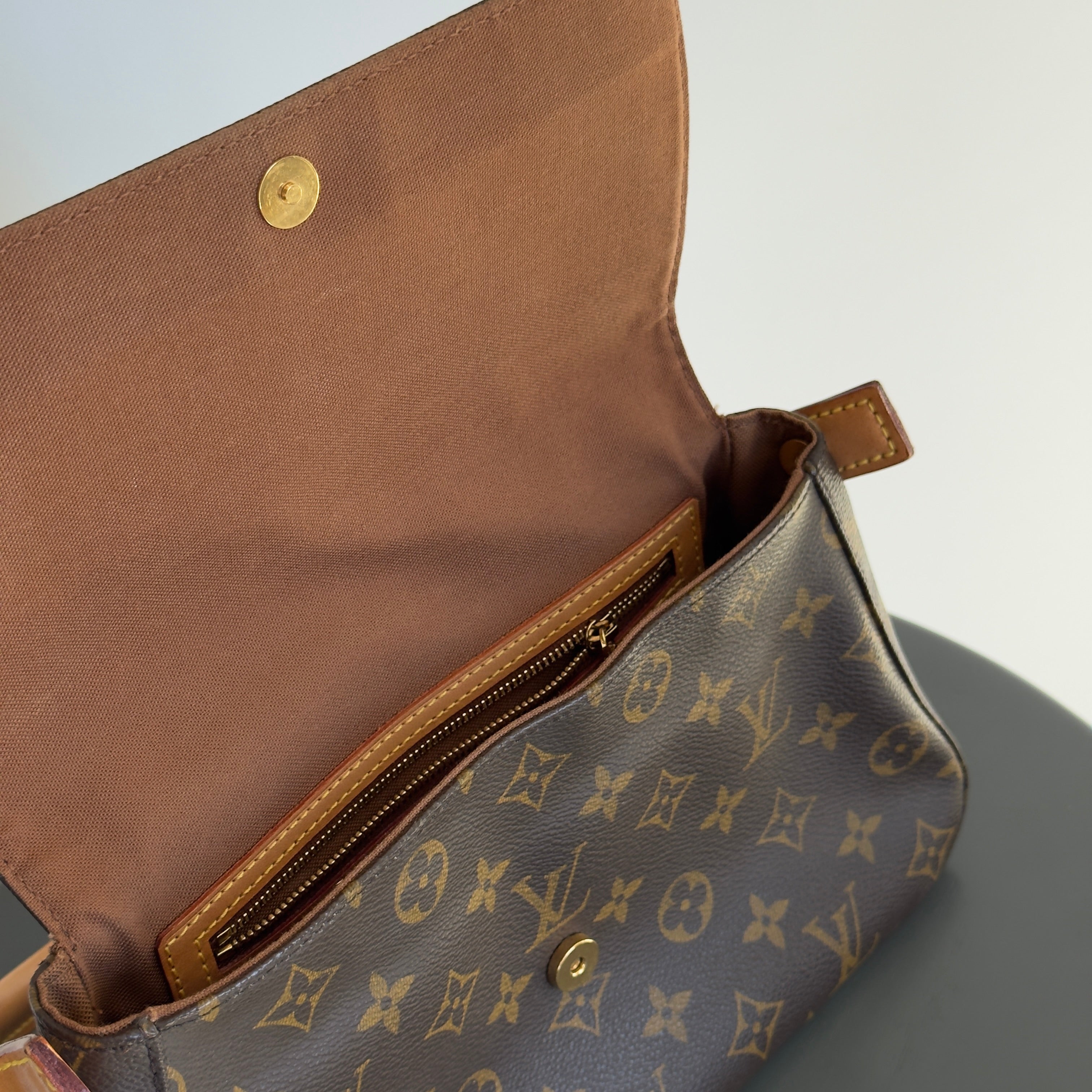 Louis Vuitton Looping PM - Queen May
