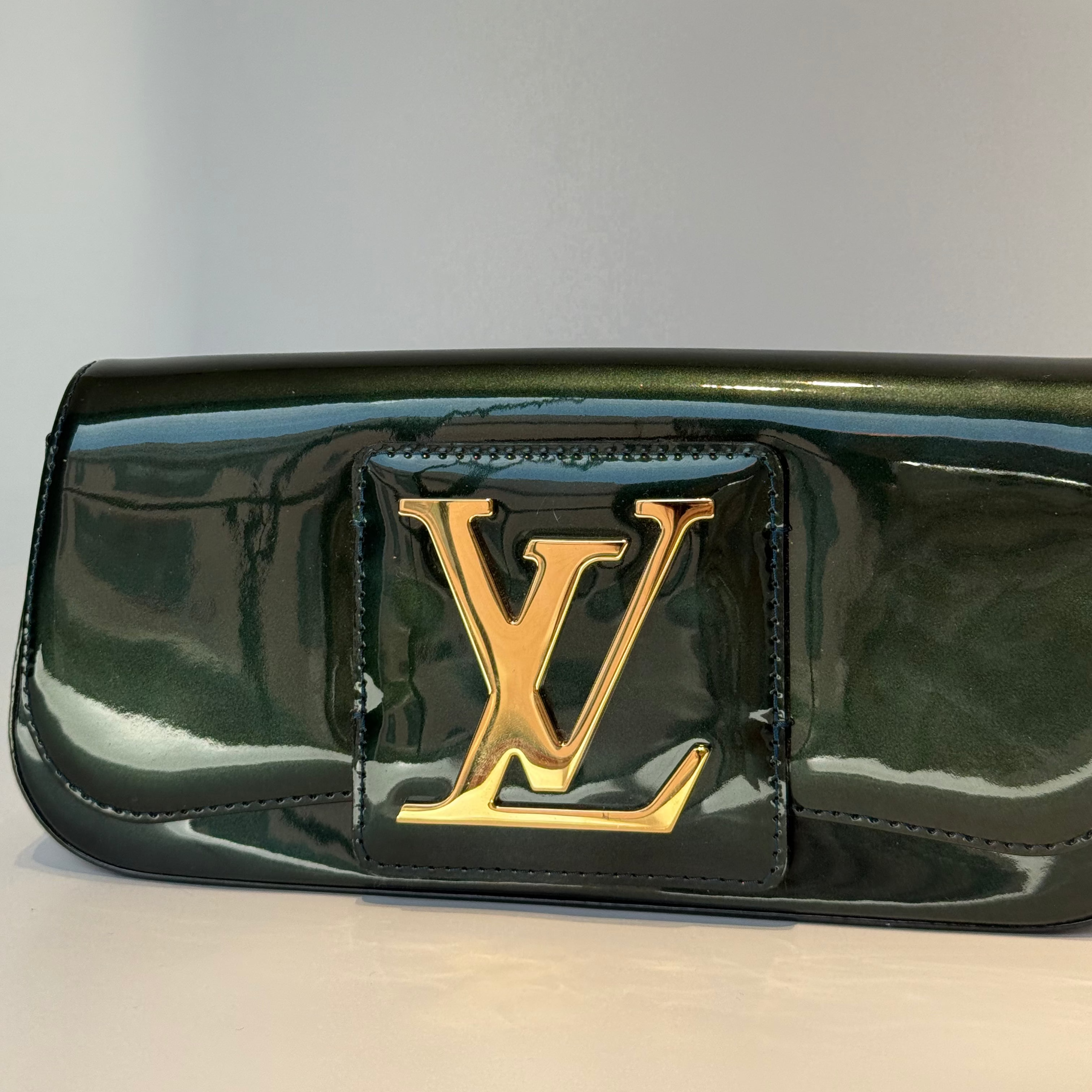 Louis Vuitton Vernis Sobe Clutch Green - Queen May