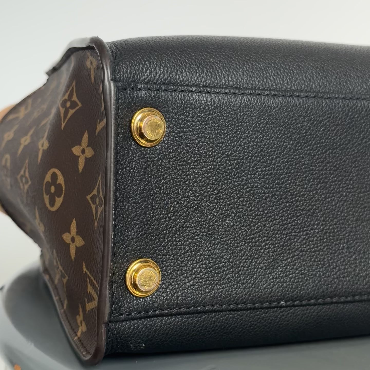 Louis Vuitton On My Side MM - Queen May