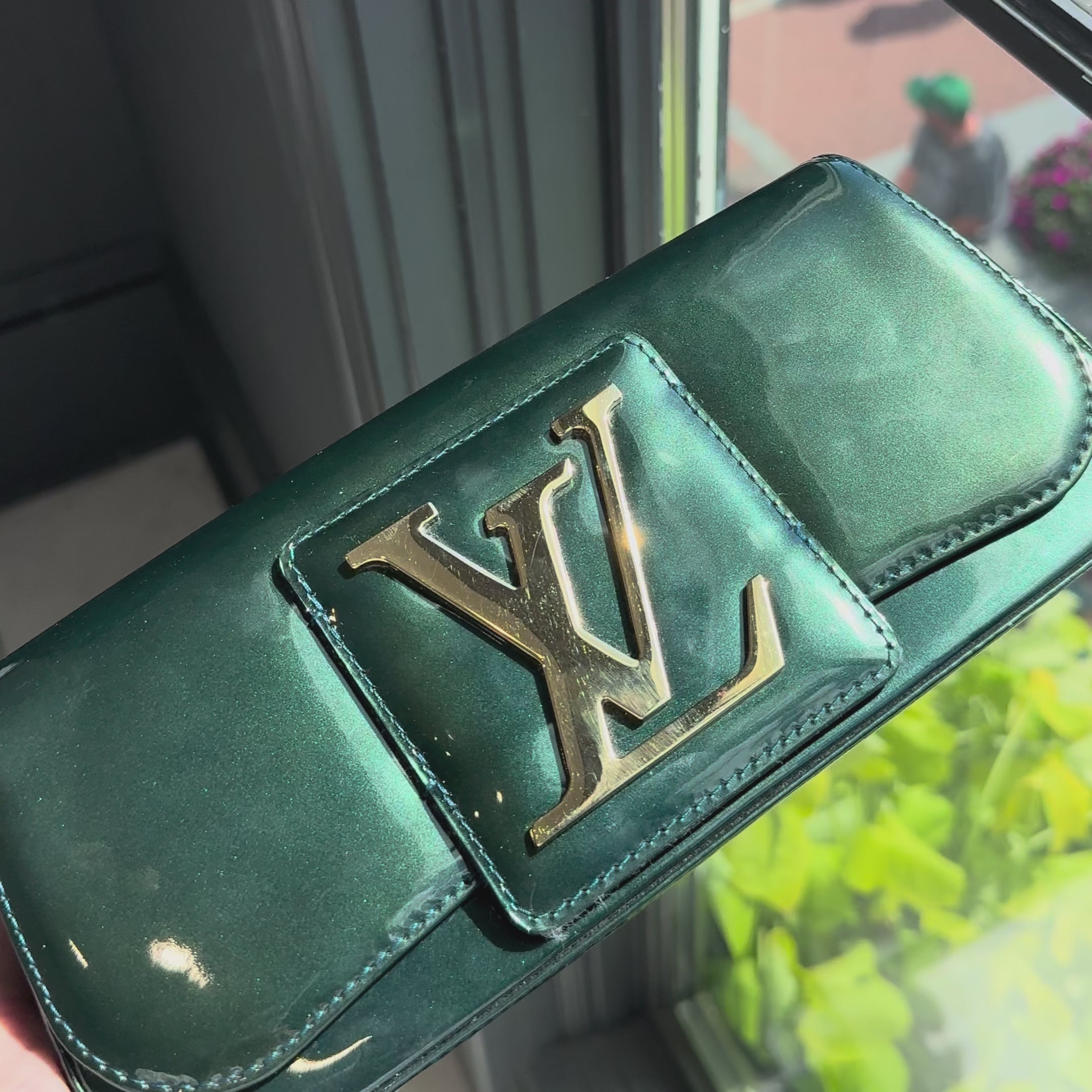 Louis Vuitton Vernis Sobe Clutch Green - Queen May