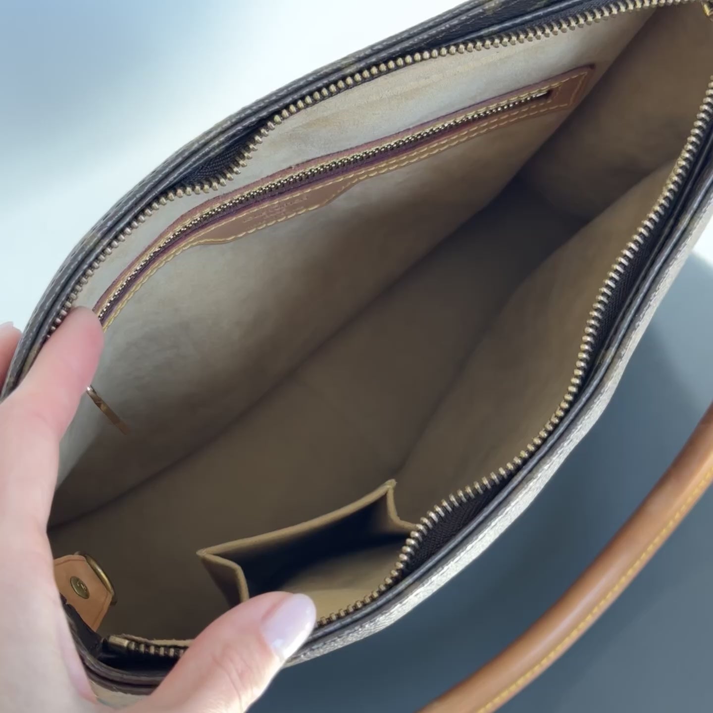 Louis Vuitton Monogram Looping GM - Queen May