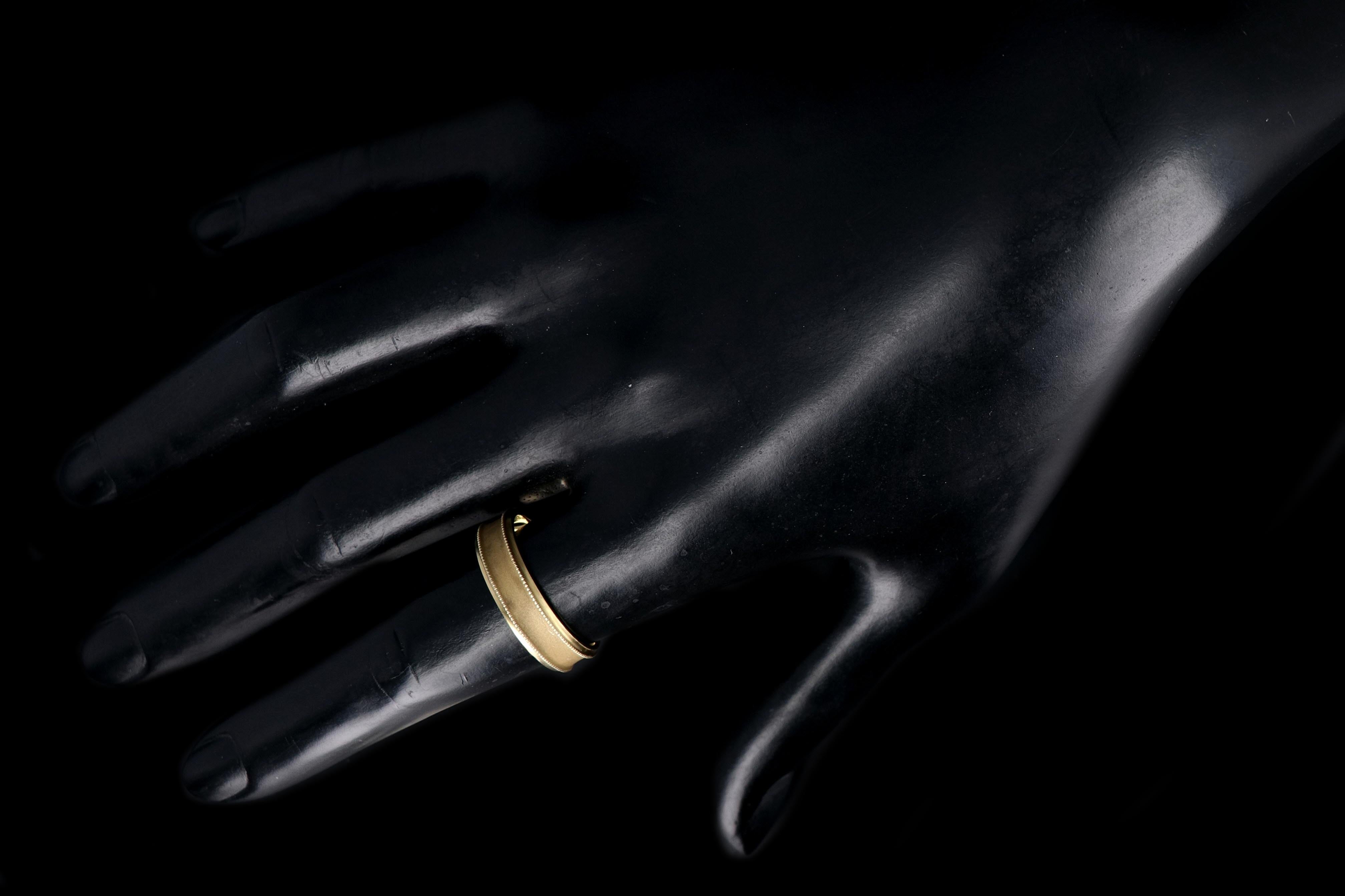 New Jennifer Dawes Men's 18K Yellow Gold Clover Two Channel Milgrain Band Size 9.75 - Queen May