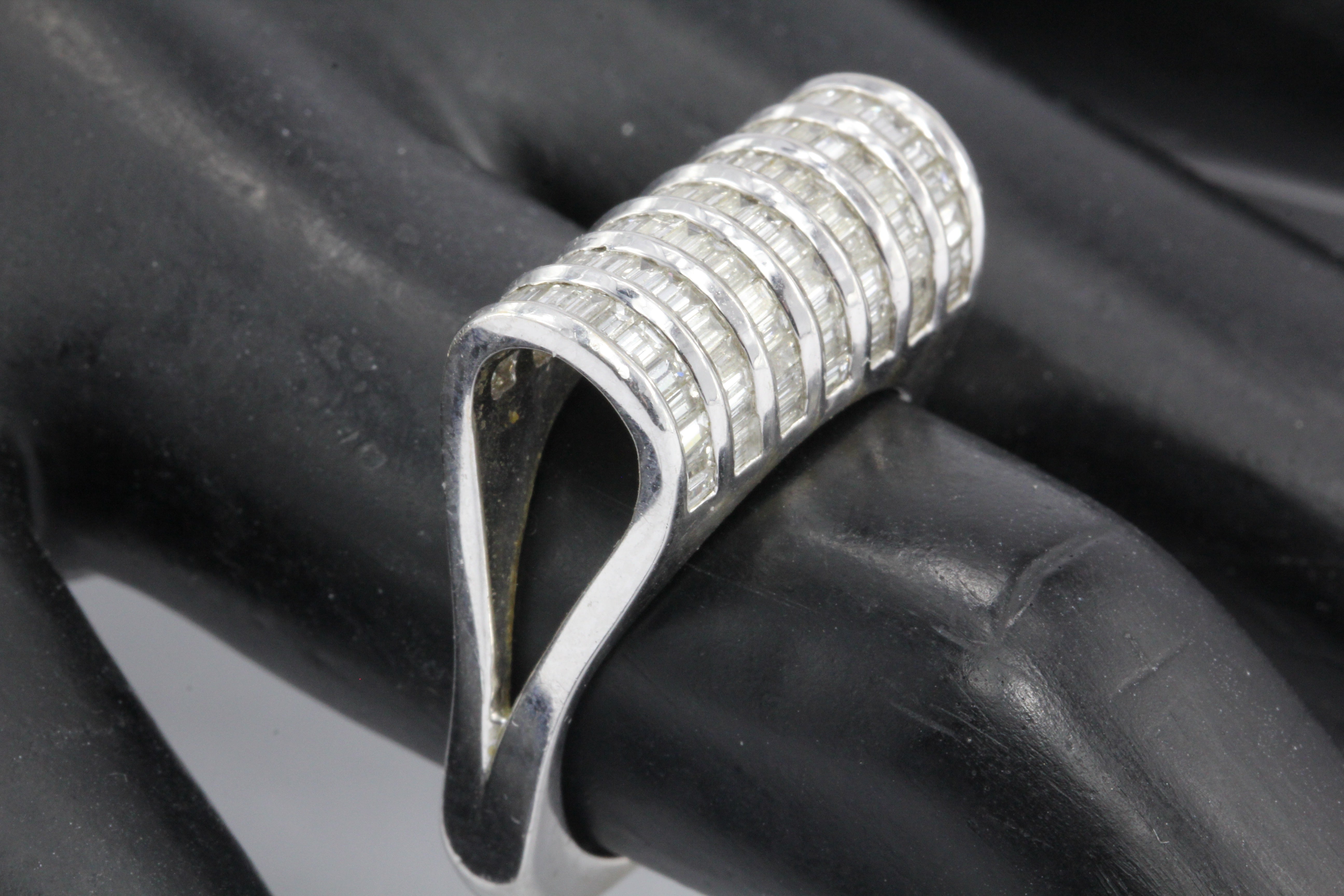 Modern 18K White Gold Diamond Barrel Ring Size 7 - Queen May