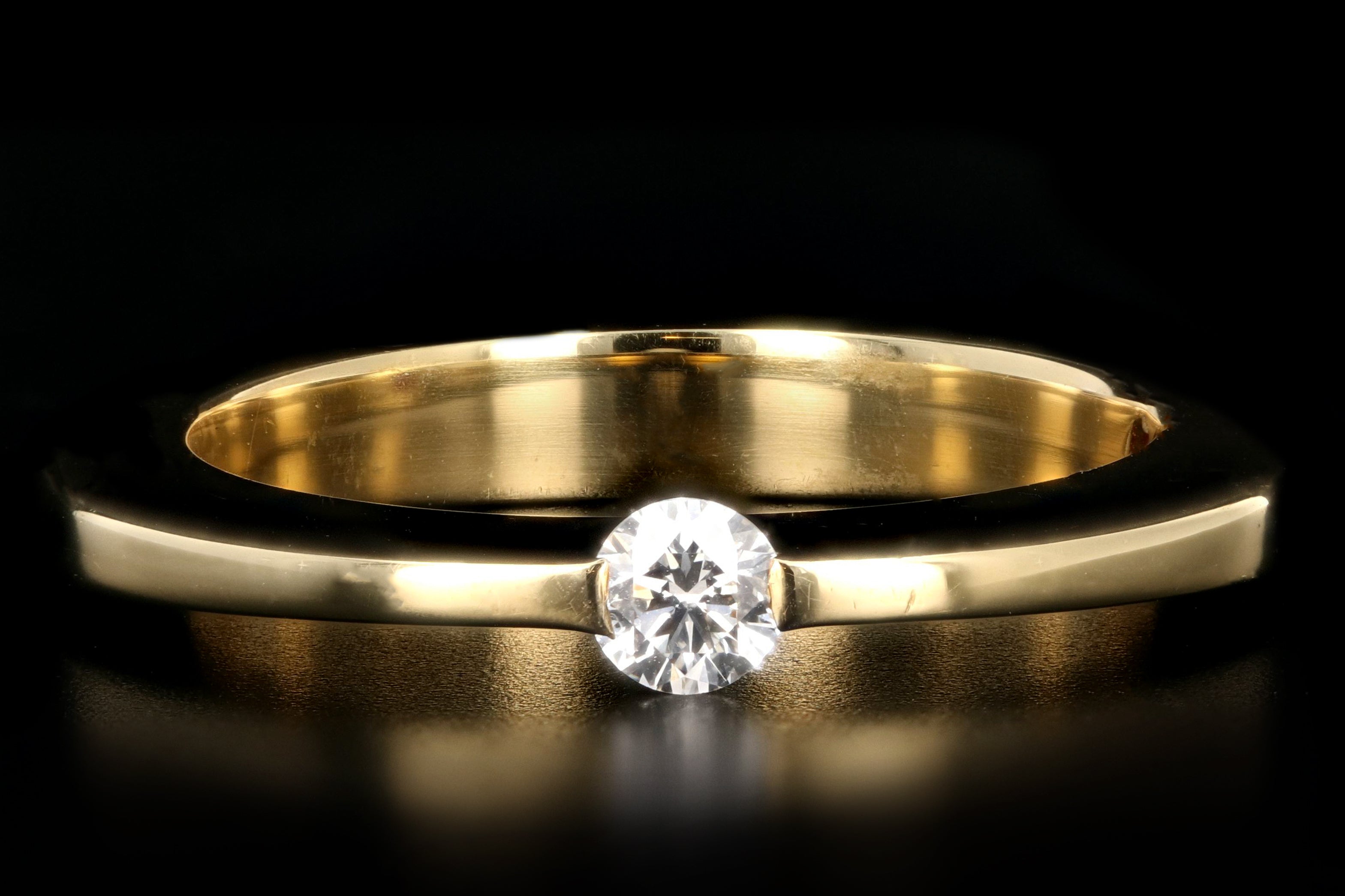 Modern Roberto Coin 18K Yellow .15 Carat Diamond Ring - Queen May
