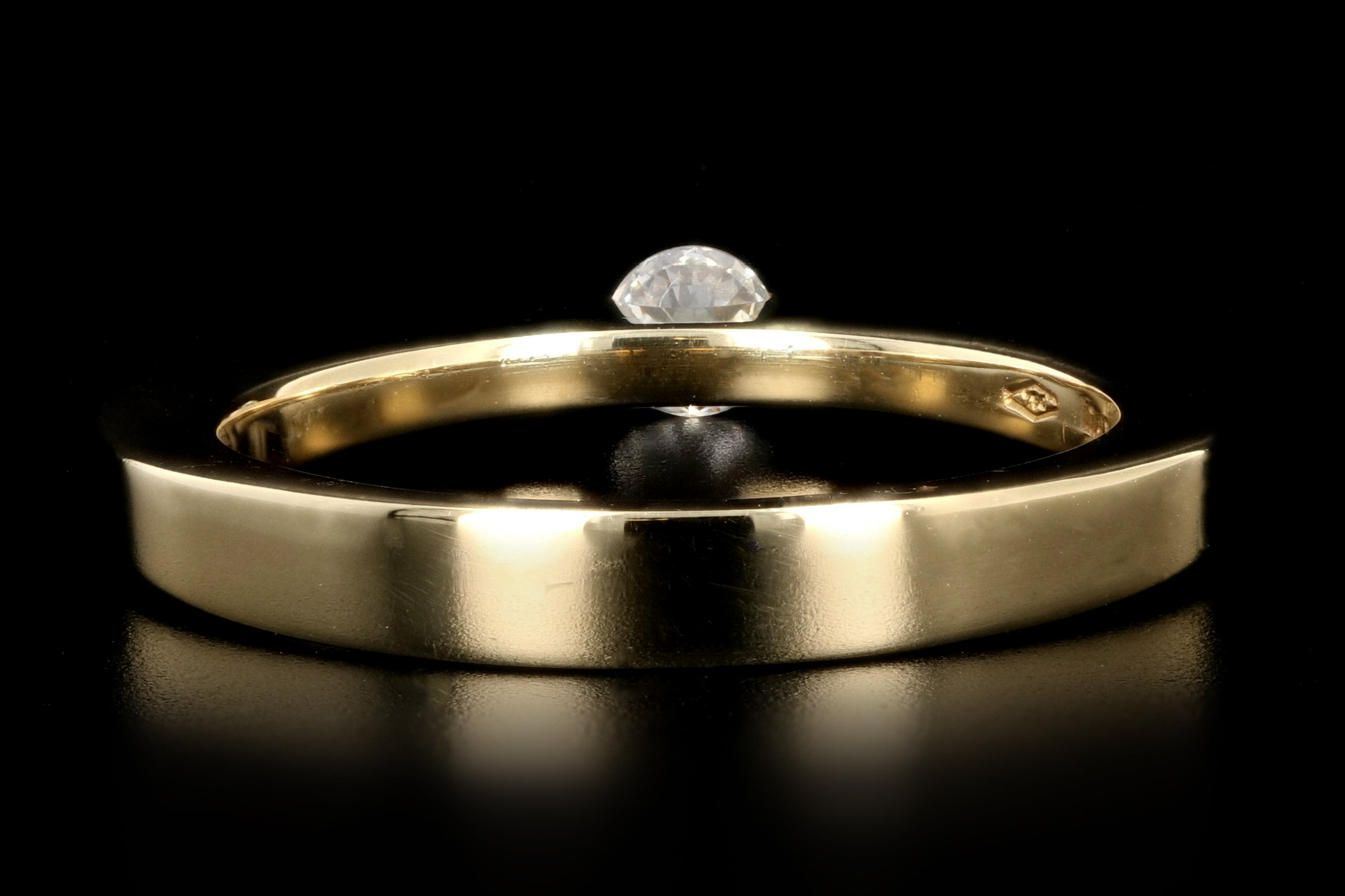 Modern Roberto Coin 18K Yellow .15 Carat Diamond Ring - Queen May