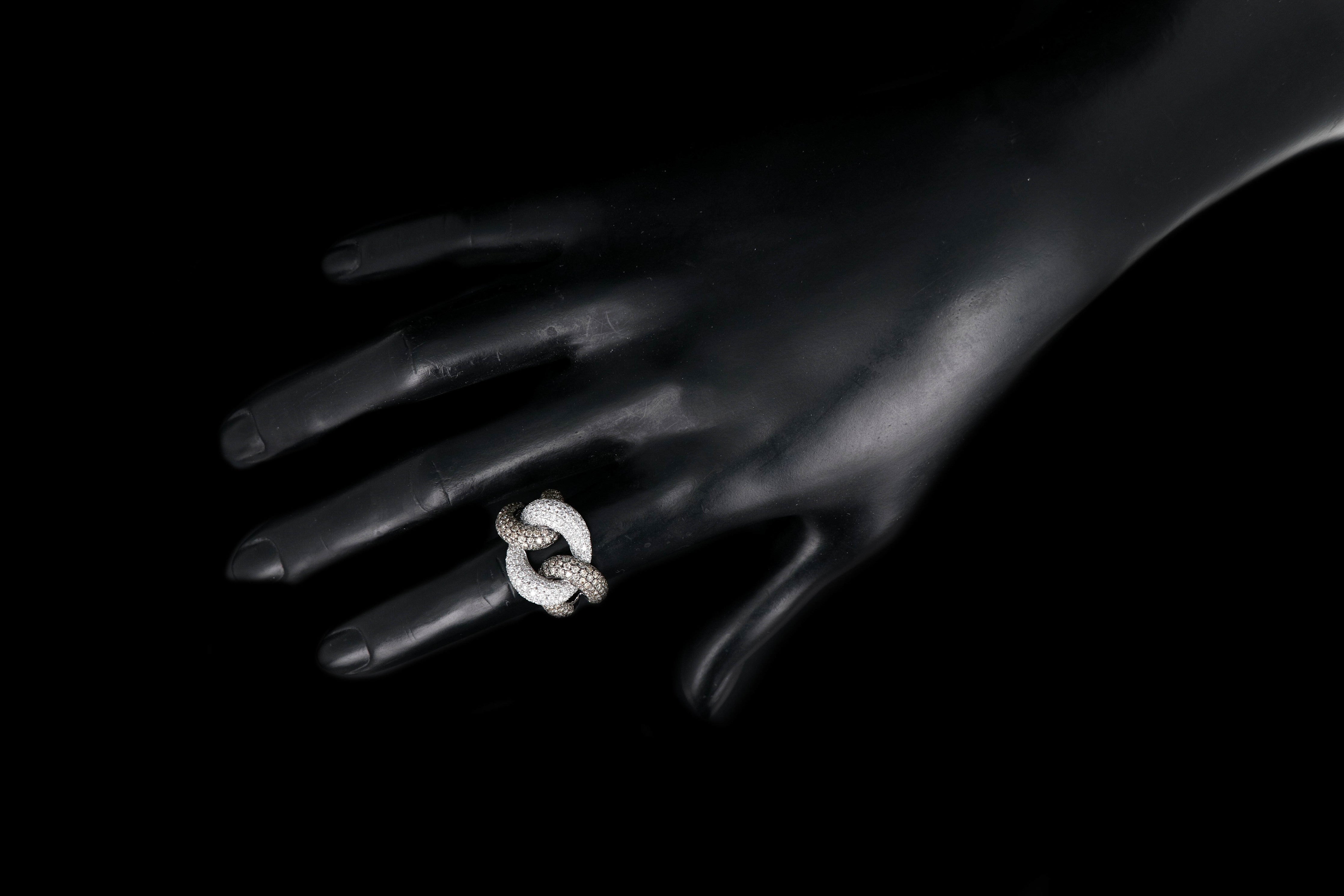 Modern 18K 3.02 Carat White and Champagne Diamond Ring - Queen May