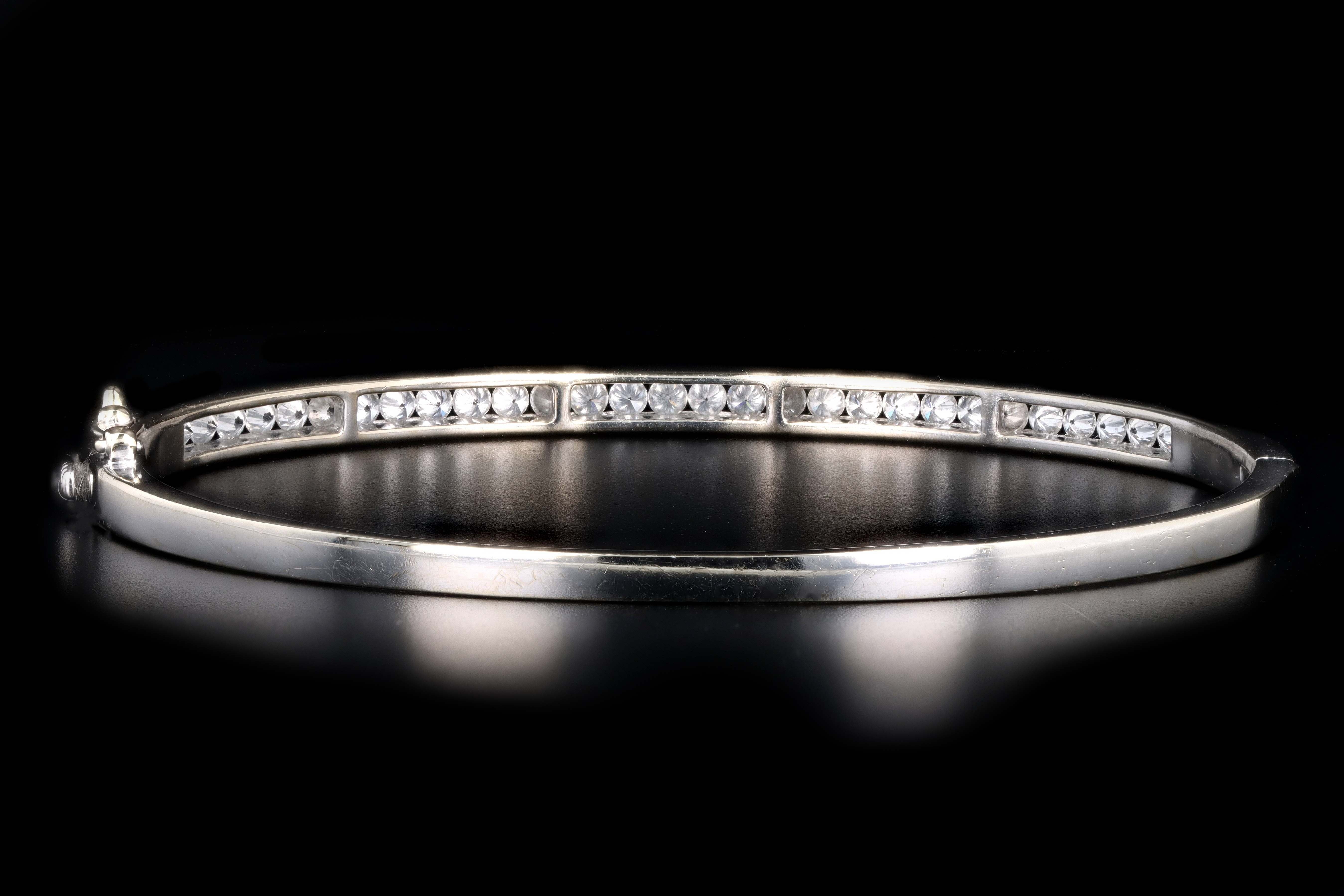 Modern 18K White Gold 1.5 Carat Round Brilliant Cut Diamond Bangle - Queen May