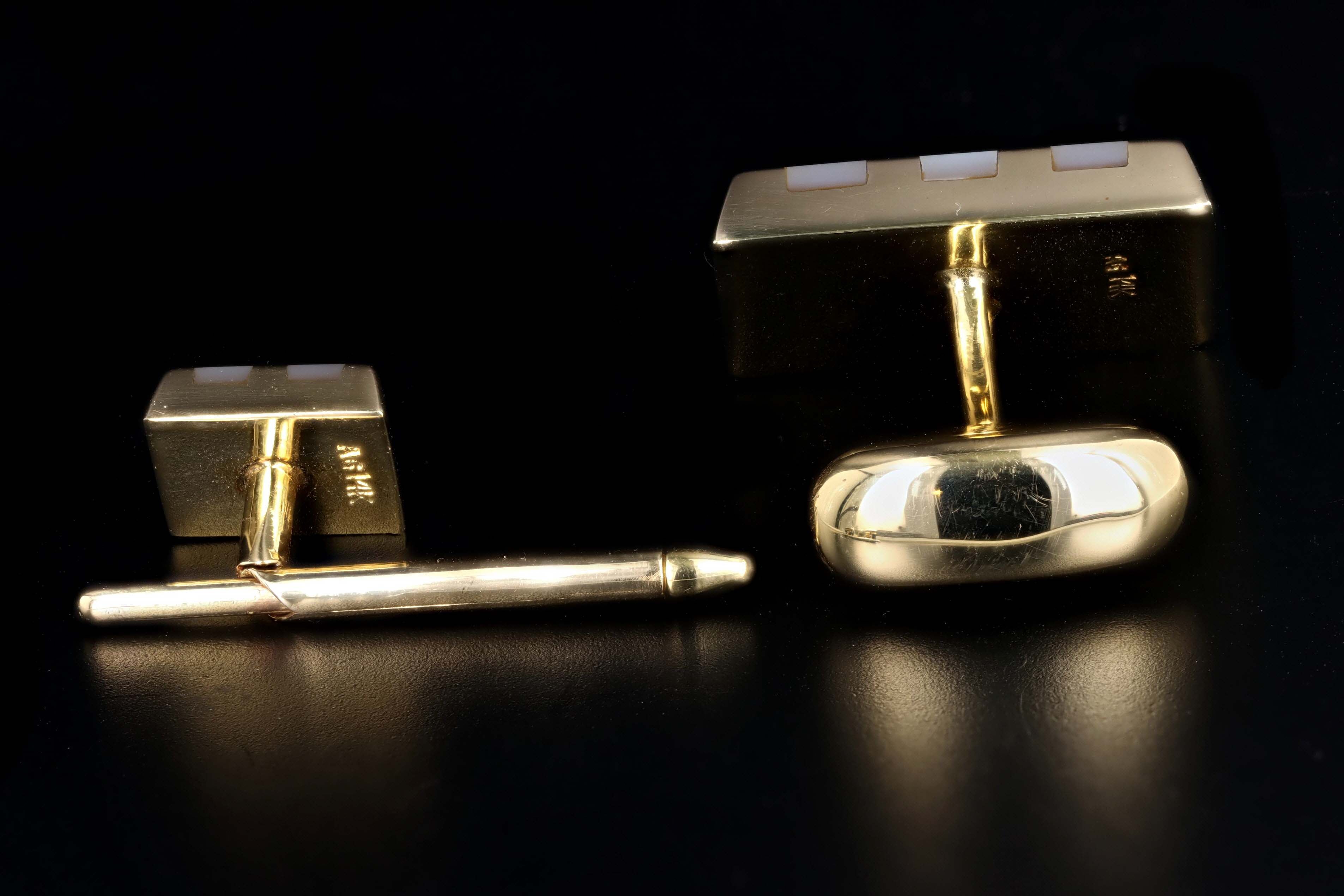 Vintage 14K Yellow Gold & Mother Of Pearl Cufflink Set - Queen May